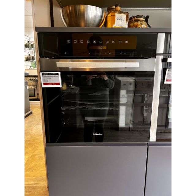 Miele H7260BP 10 Functions, 76 litre capacity - last one, display model